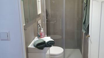 Haartrockner, Handtücher, Seife, Shampoo