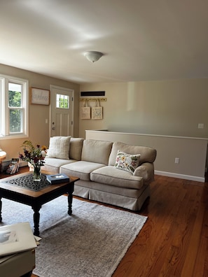 Smart TV, fireplace, books, music library - Riverton Retreat Entire Home Farmington River (Colebrook)