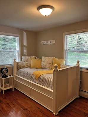 3 bedrooms, desk, iron/ironing board, free WiFi - Riverton Retreat Entire Home Farmington River (Colebrook)