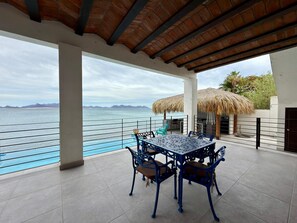 Outdoor dining - Private infinity pool & Jacuzzi 4BR Oceanfront (San Carlos)