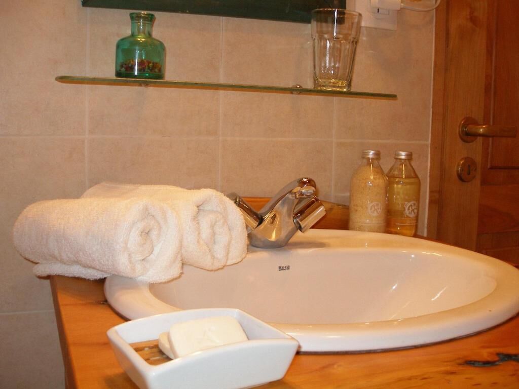 Ein Badezimmer mit Waschbecken, Handtuch und Seifenschale.