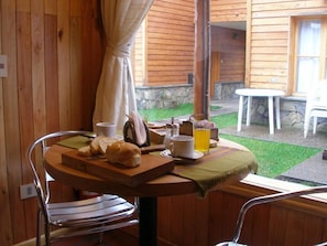 Comfort Studio, Patio, Courtyard View | Dining - Cabañas Aitue (San Martín de los Andes)