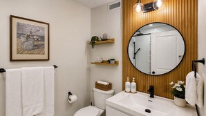 Serviettes fournies, savon, papier de toilette