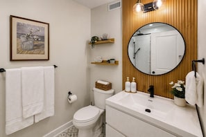 Towels, soap, toilet paper - Luxury 2 bedroom apartment in Ottawa (kanata/stittsville) (Ottawa)