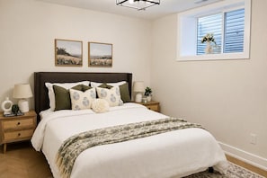 2 bedrooms, iron/ironing board, WiFi, bed sheets - Luxury 2 bedroom apartment in Ottawa (kanata/stittsville) (Ottawa)