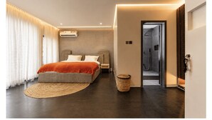 Desk, laptop workspace - Serenia Beach  House (Lagos)