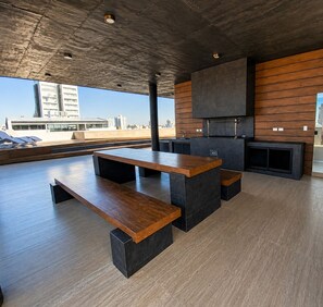 Outdoor dining - Cozy Studio Apartment Sirari - Equipetrol (Santa Cruz de la Sierra)