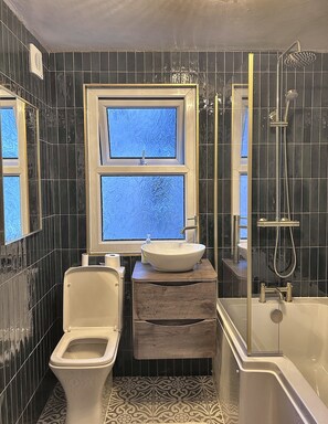 Haartrockner, Handtücher, Toilettenpapier