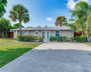 Exterior - Sunshine on Crestdale - 3/2 Pool home Sleeps 8 (Palm Beach Gardens)
