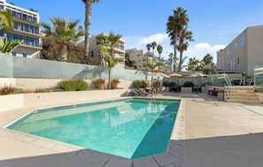 Pool - Stylish ocean view townhome ON THE BEACH (Los Angeles)