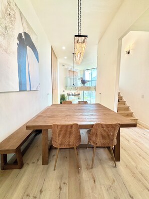 Dining - Stylish ocean view townhome ON THE BEACH (Los Angeles)