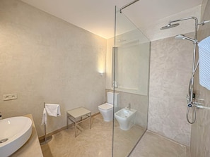 A modern bathroom with a glass-enclosed shower, a toilet, and a bidet. - The White Room at Riad Timija: En-suite, Breakfast & Rooftop in the Medina (Marrakesh)