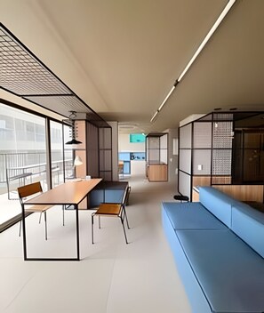 A modern interior with a dining area, seating, and a kitchenette. - On Melo Alves (São Paulo)