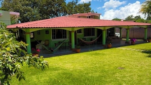 Chambre de base double, patio, vue sur la baie | Extérieur