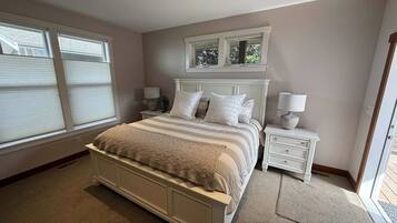 Desk, iron/ironing board, WiFi, bed sheets