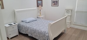 Room - Serene 3-bedroom house plus office with AC in Fort Worth (Fort Worth)