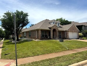 Exterior - Serene 3-bedroom house plus office with AC in Fort Worth (Fort Worth)