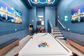 Ein Billardtisch mit Kugeln, ein Billardtisch und eine Treppe.