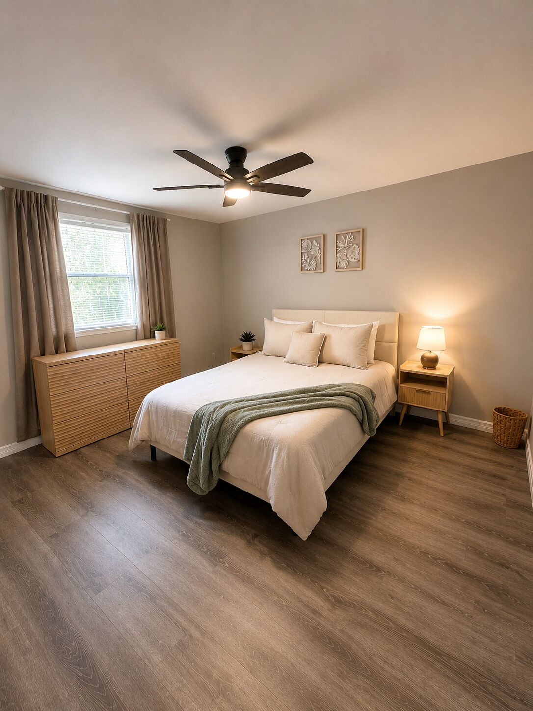 Tabla de planchar con plancha, wifi, ropa de cama