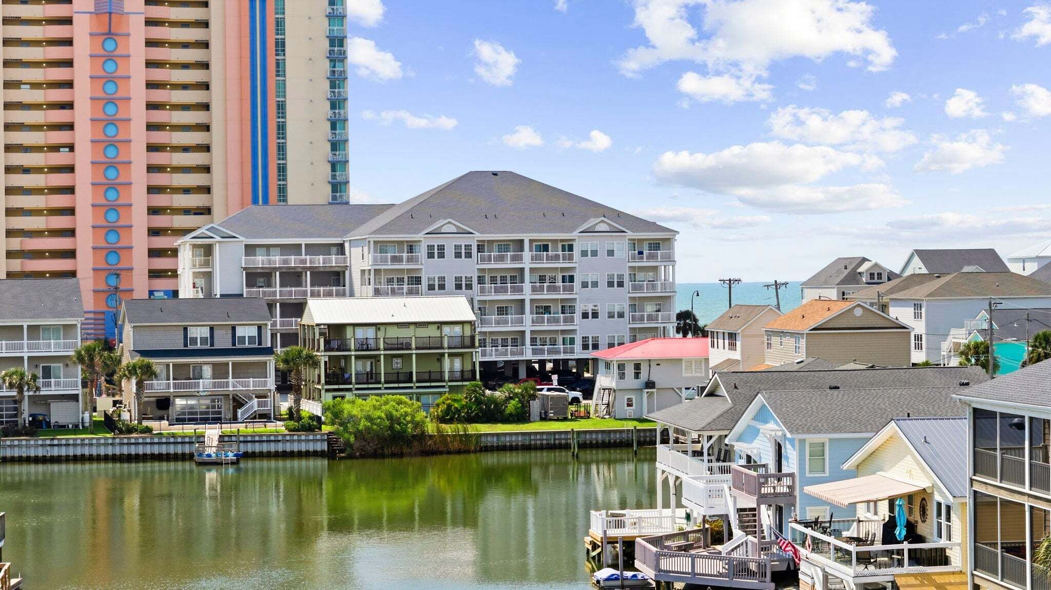 Una propiedad frente al agua con un edificio grande, un muelle y un puerto deportivo.