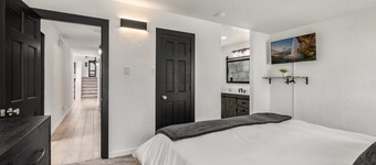 Sandia Vista Retreat 5 BDR 4.5 Bathroom, Hot Tub, Game Room