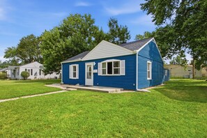 Exterior - Designer Decorated, Luxe Location & Fun: 5 min to ND, Eddy St, Fire Pit, Game Rm (South Bend)