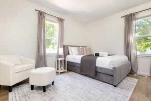 Room - Designer Decorated, Luxe Location & Fun: 5 min to ND, Eddy St, Fire Pit, Game Rm (South Bend)
