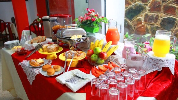 Un bufé de desayuno con diversas opciones de comida y bebidas.