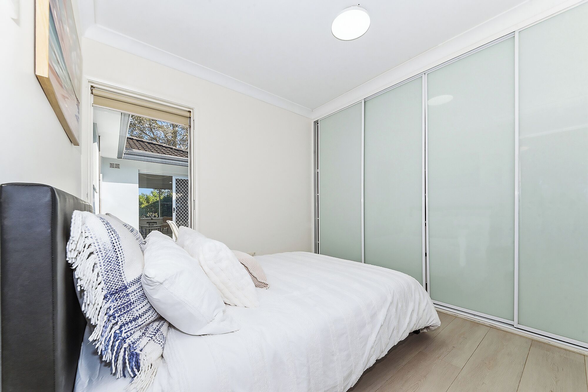 Iron/ironing board, Internet, bed sheets