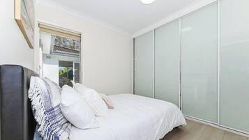 Iron/ironing board, Internet, bed sheets