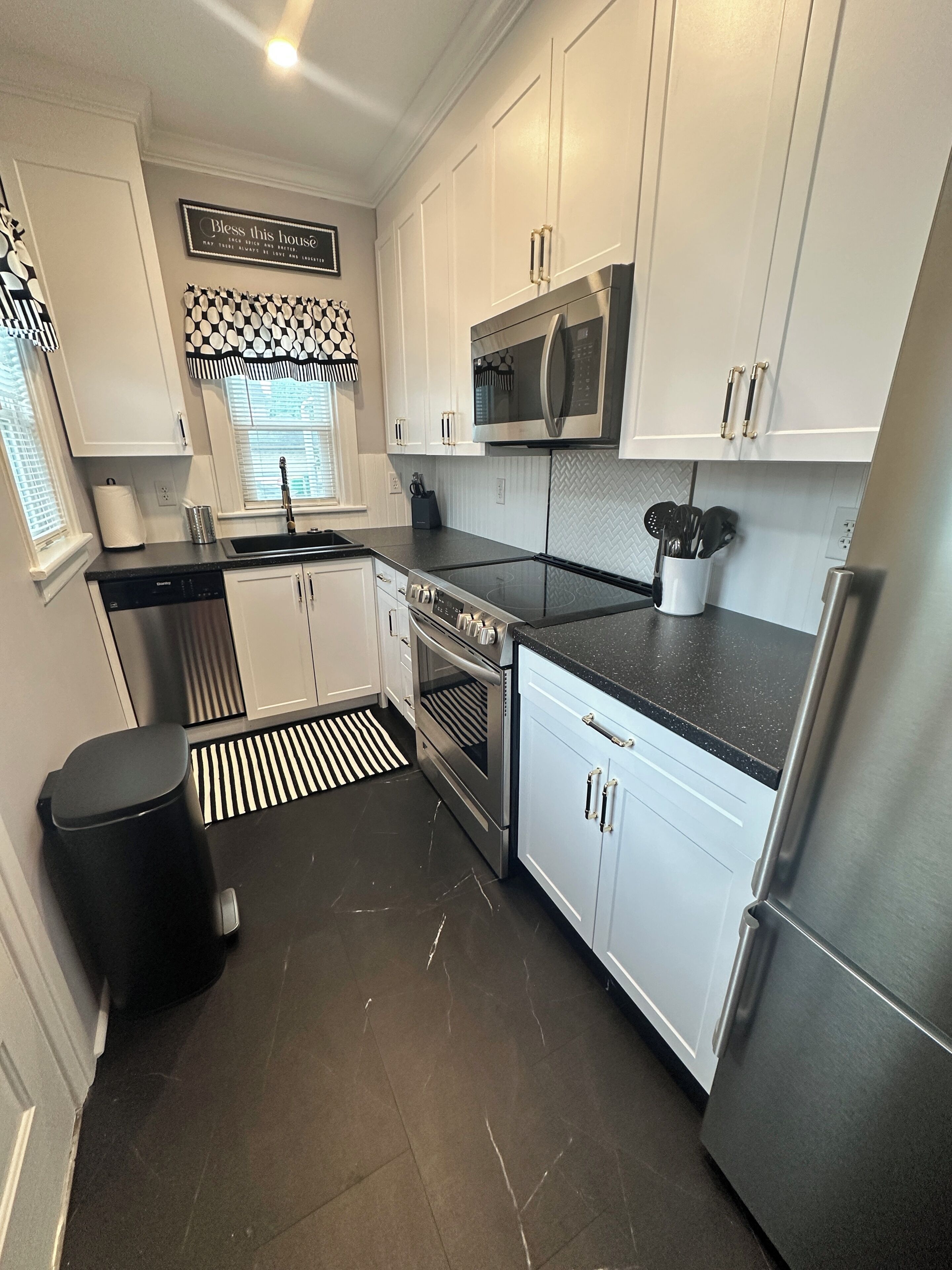 Coffee/tea maker, fridge, microwave, oven