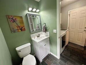 Towels, soap, toilet paper - Relaxing Fletcher Townhome with proximity to Asheville and Hendersonville (Fletcher)