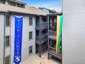 Ein Gebäude mit einem blauen Banner mit der Aufschrift 'SNOW FLOWER' und einer grün-orangenen Flagge.