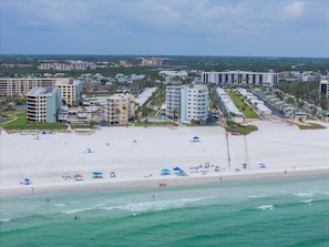 Ein Küstenresort mit Strandhäusern, einem Sandstrand und Blick auf den Ozean.