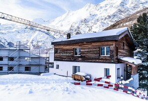 Una construcción de madera con un letrero que dice 'Butterfly' en una zona montañosa nevada.