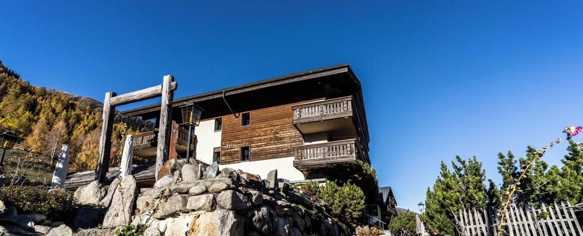 Un bâtiment à deux étages doté d’une façade en bois et de balcons.