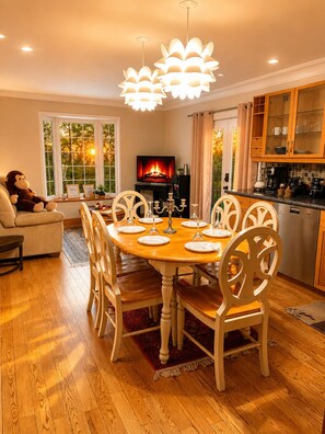 Dining - Hidden Haven Villa|Heated Pool| Private Forest Retreat  (Mulmur)