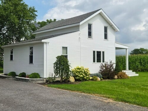 3 Bedroom House in the countey w/fire pit and grill
