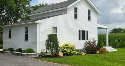3 Bedroom House in the countey w/fire pit and grill