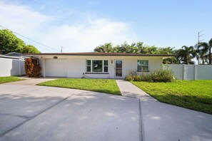 Exterior - Near Clearwater Beach & Dunedin - The Blue Lagoon (Clearwater)