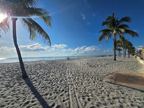 A beach with palm trees and a clear sky. - Free Parking Ocean Studio Full Kitchen (Hollywood)
