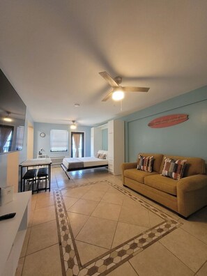 Living area - Free Parking Ocean Studio Full Kitchen (Hollywood)