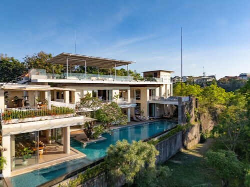 Uluviu Villa: 6BR Estate with Vantage Views, Pool, Sauna, Jacuzzi, Chef & Butler