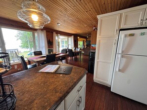 Dining - Lake Superior Lake House pet friendly (Goulais River)
