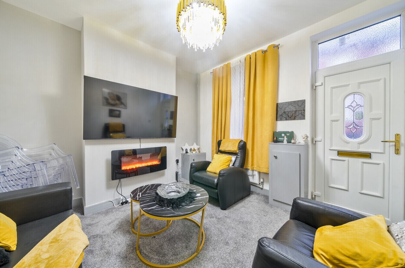 Contractor Friendly Home With Free Parking - Stoke-on-Trent