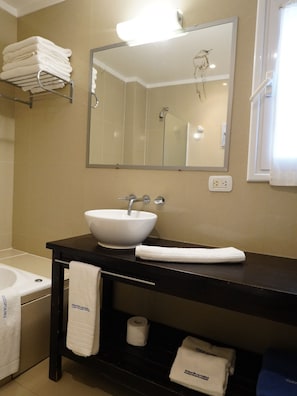 Suite, balkon, uitzicht op strand | Badkamer | Een bad/douchecombinatie, handdoeken, zeep, shampoo