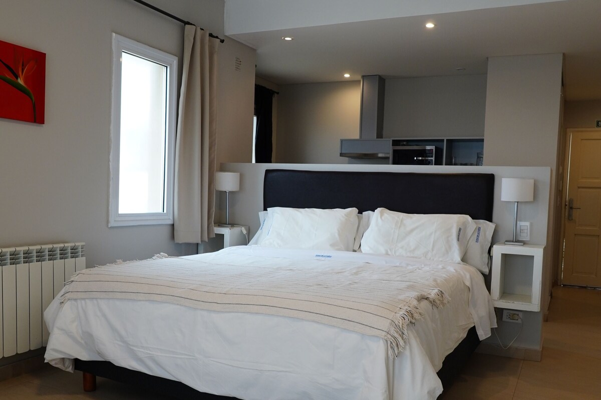 Studio, balkon, uitzicht op strand | Een bureau, een laptopwerkplek, gratis wifi