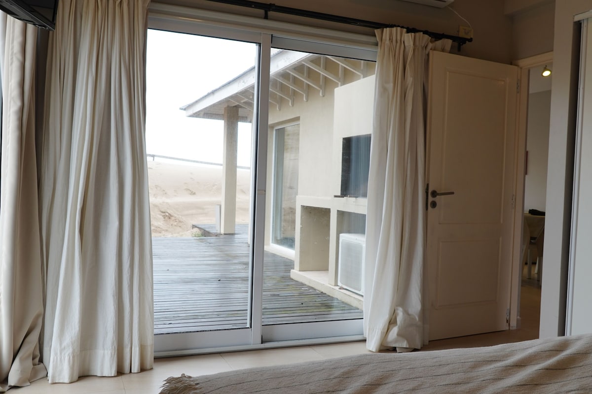 Suite, balkon, uitzicht op strand | Een bureau, een laptopwerkplek, gratis wifi