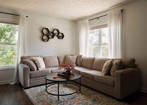 2-bedroom game-day condo, a half mile from Toomer’s Corner