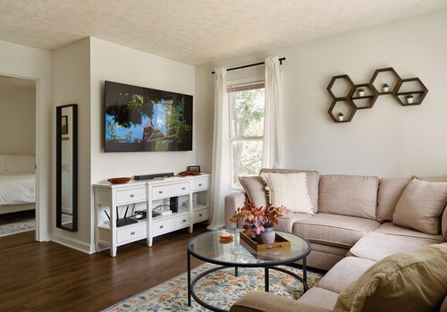 2-bedroom game-day condo, a half mile from Toomer’s Corner